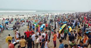 ঈদের ছুটিতে কক্সবাজার সৈকতে পর্যটকের ঢল